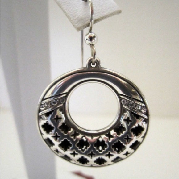 Elegant Silver and Black Pendant Necklace - Picture 6 of 9